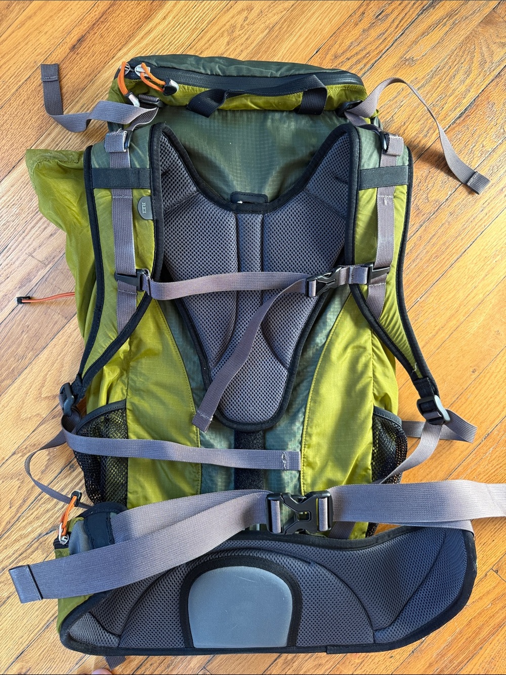 REI Green Hiking Backpack - Lightweight Daypack - Picture 4 of 8